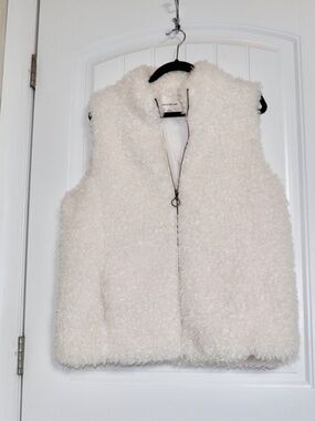 Skye's The Limit Soft White | Cream Faux Fur Full-Zip Vest W/ Pockets Size Large